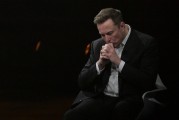 梦见殴打特斯拉股价收涨超3%：特朗普无意沟通，马斯克父亲劝儿子低头