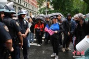 梦见殴打美国多地举行“没有国王”抗议活动